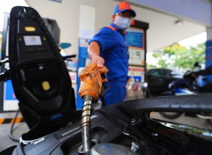 Giá xăng dầu hôm nay 6/2: Tăng dữ dội, lập đỉnh mới