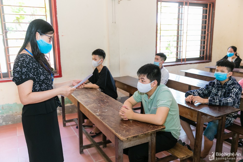Thí sinh Nghệ An đi làm thủ tục trong nắng nóng đỉnh điểm