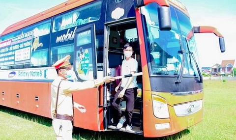 Nghệ An: Thu hồi phù hiệu 4 xe khách cố tình đưa người từ vùng dịch trở về